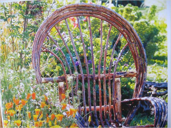 fauteuil insolite parmi les fleurs