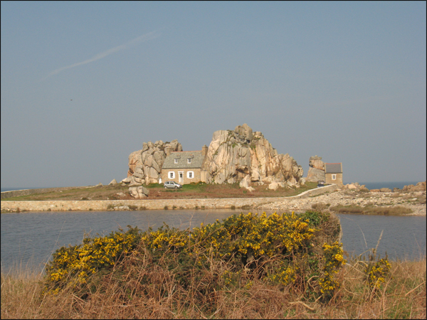 maison-entre-deux-rochers